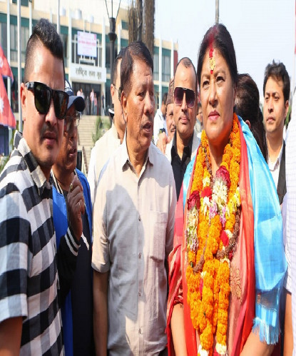 श्रीमानलाई साथमा लिएर सिर्जना सिंहले दिइन् काठमाडौंको मेयरमा उम्मेदवारी